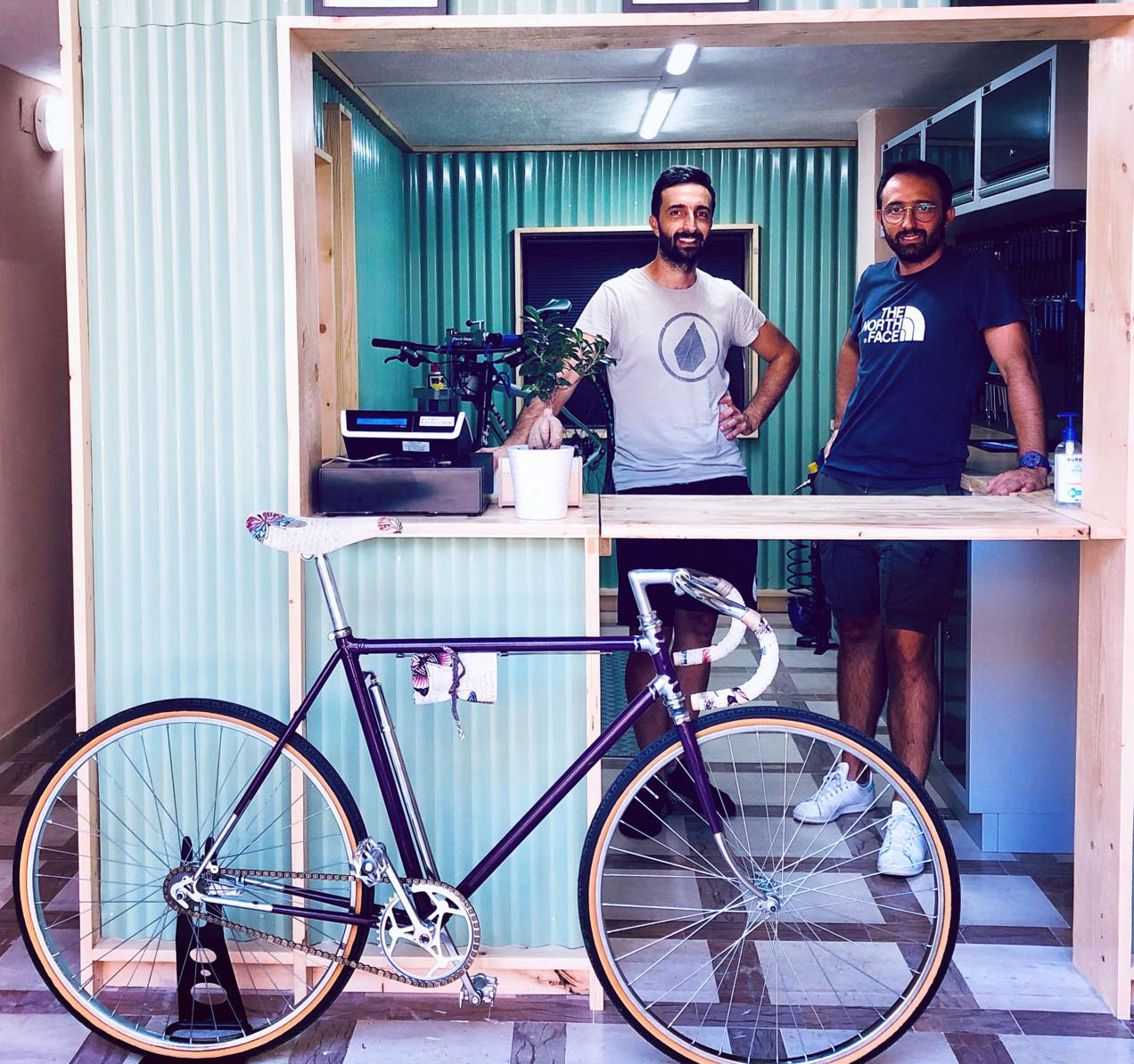 Fabrizio e davide con davanti una bicicletta